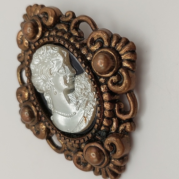 Right-facing modern resin cameo - Picture 3 of 7